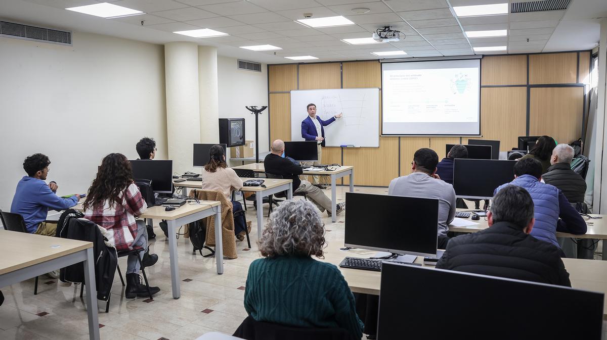 Participantes asisten a uno de los talleres formativos sobre Inteligencia Artificial organizados en Onda.