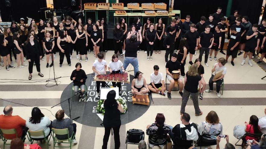 Recital de más de 300 alumnos del instituto de A Barcala