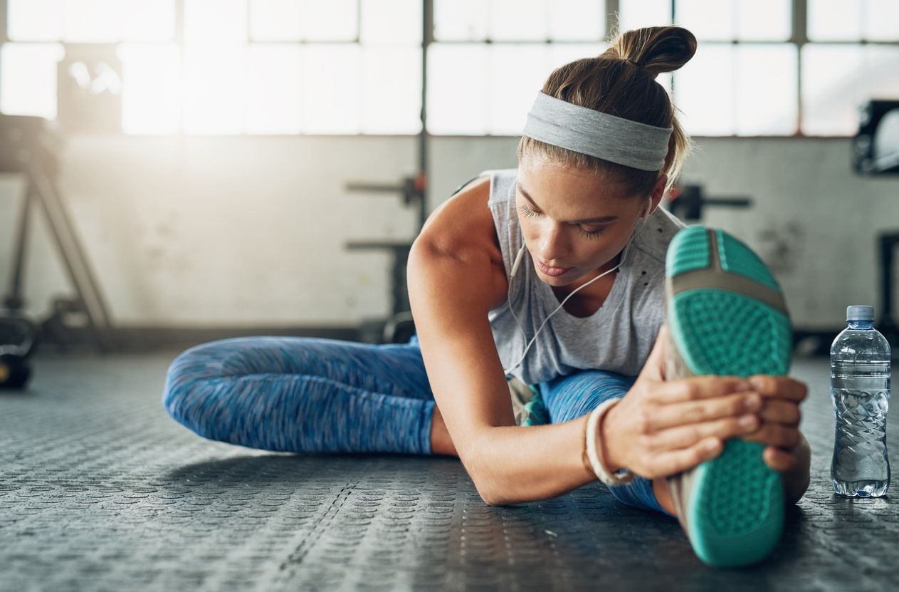 Mujer En Ropa Deportiva Calentándose Antes De Hacer Ejercicio En