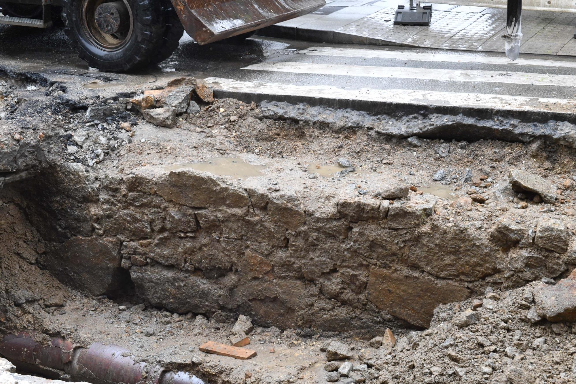 Restos de la muralla defensiva de A Coruña salen a la luz con las obras en la calle Fontán