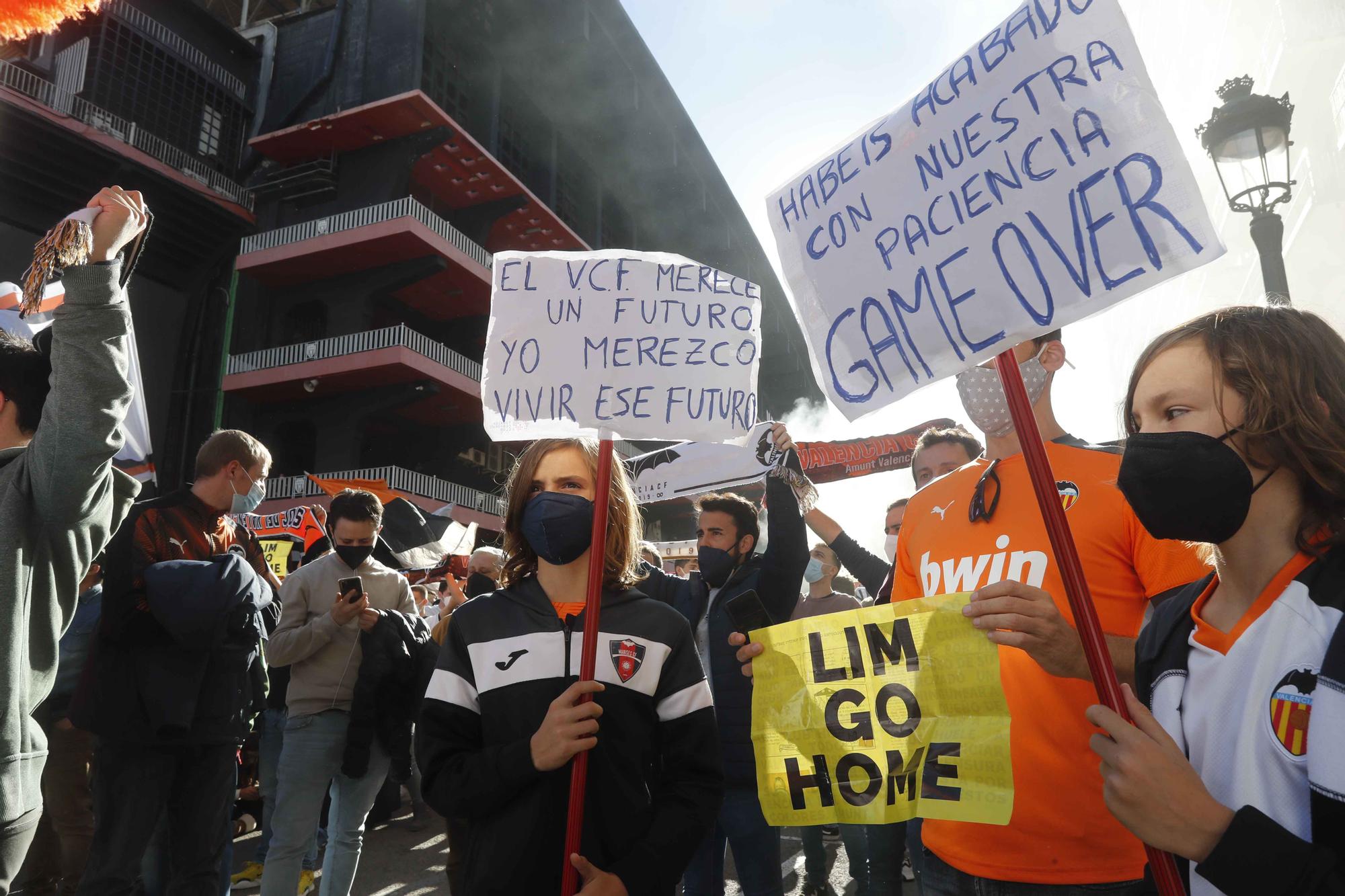 Manifestación contra Peter Lim