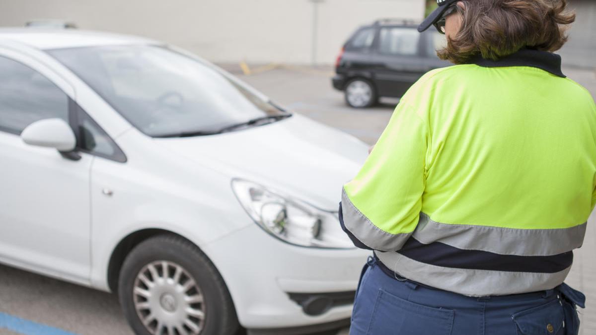 Una controladora a la zona blava de Banyoles