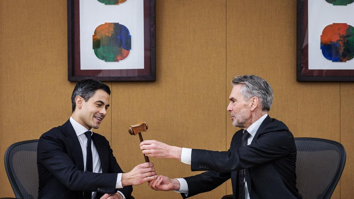 El primer ministro saliente, Dick Schoof, y su sucesor, Rob Jettend, durante una ceremonia de entrega de poderes en el Treveszaal de La Haya, Países Bajos, el 23 de febrero de 2026.
