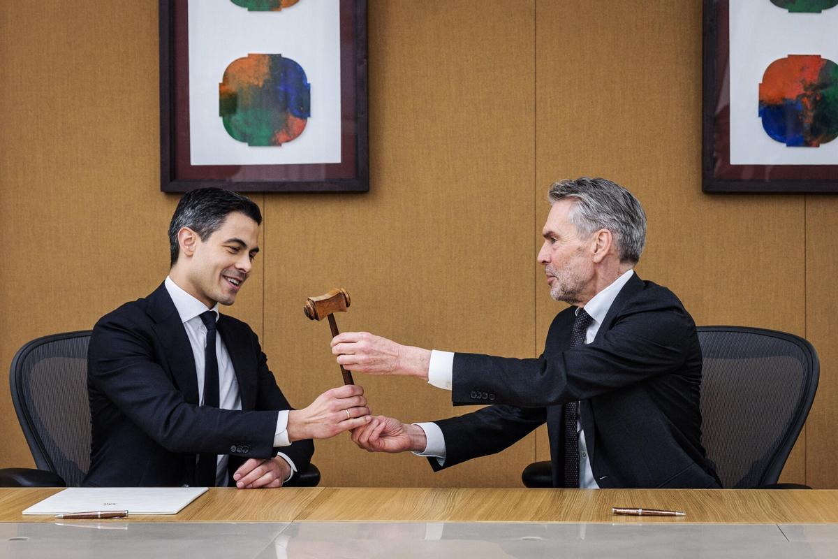 El primer ministro saliente, Dick Schoof, y su sucesor, Rob Jettend, durante una ceremonia de entrega de poderes en el Treveszaal de La Haya, Países Bajos, el 23 de febrero de 2026.