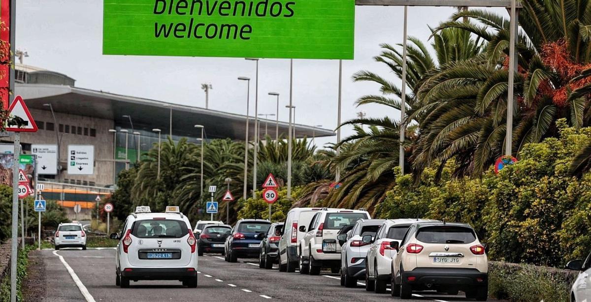 Persisten las quejas por aparcar de forma indebida en San Lázaro | MARÍA PISACA