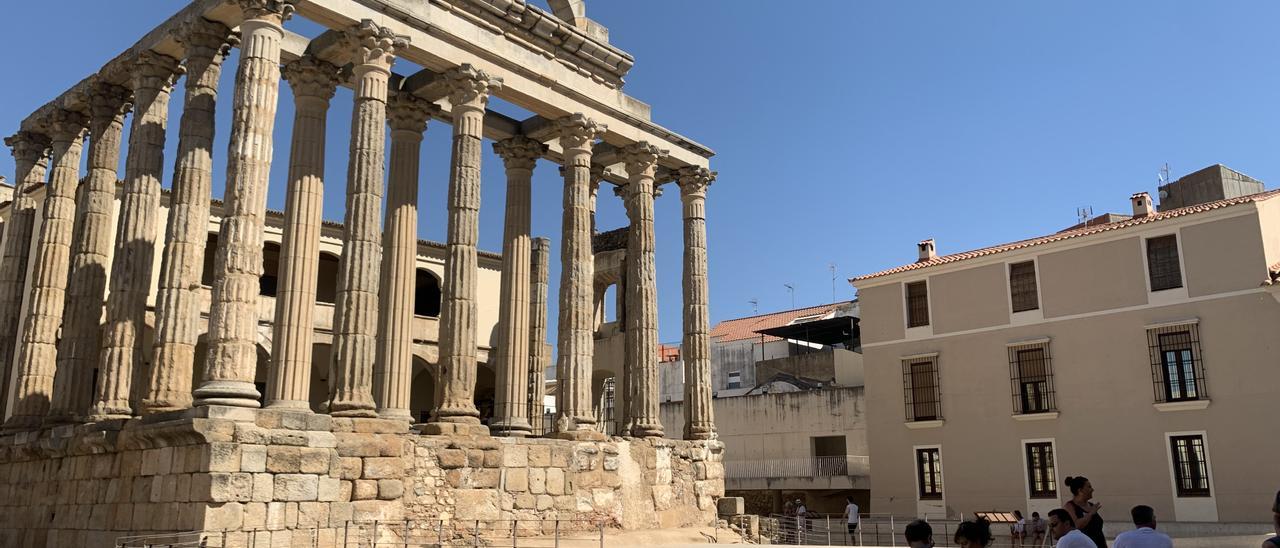 Visitantes en el entorno del Templo de Diana de Mérida