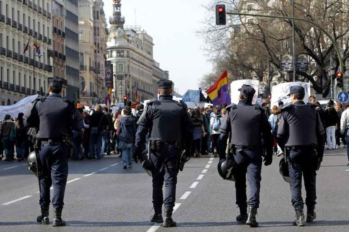 Centenars d’estudiants de les universitats i instituts madrilenys en la marxa de protesta convocada pel moviment Tomalafacultad.