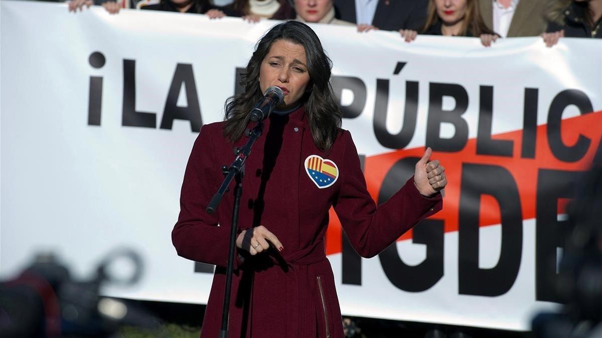 Inés Arrimadas, ante la residencia de Carles Puigdemont en Waterloo