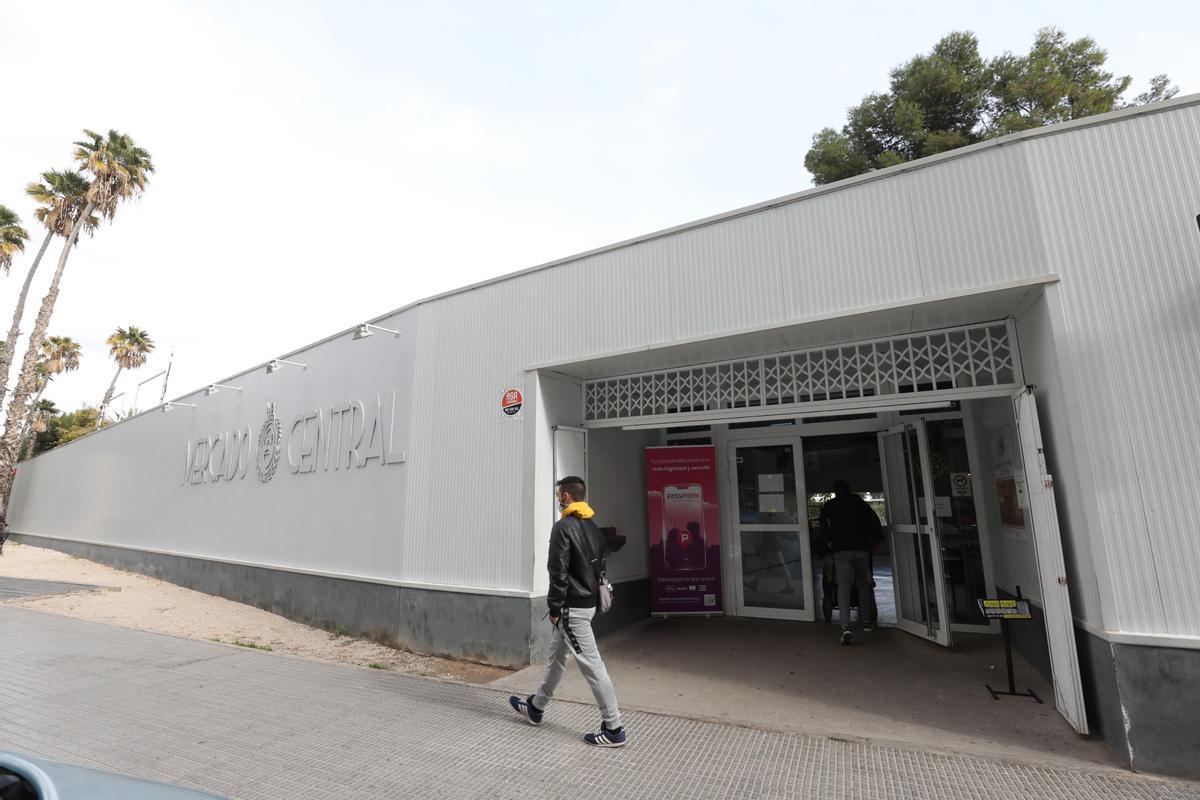 Una imagen del Mercado de Elche, en la ladera del río