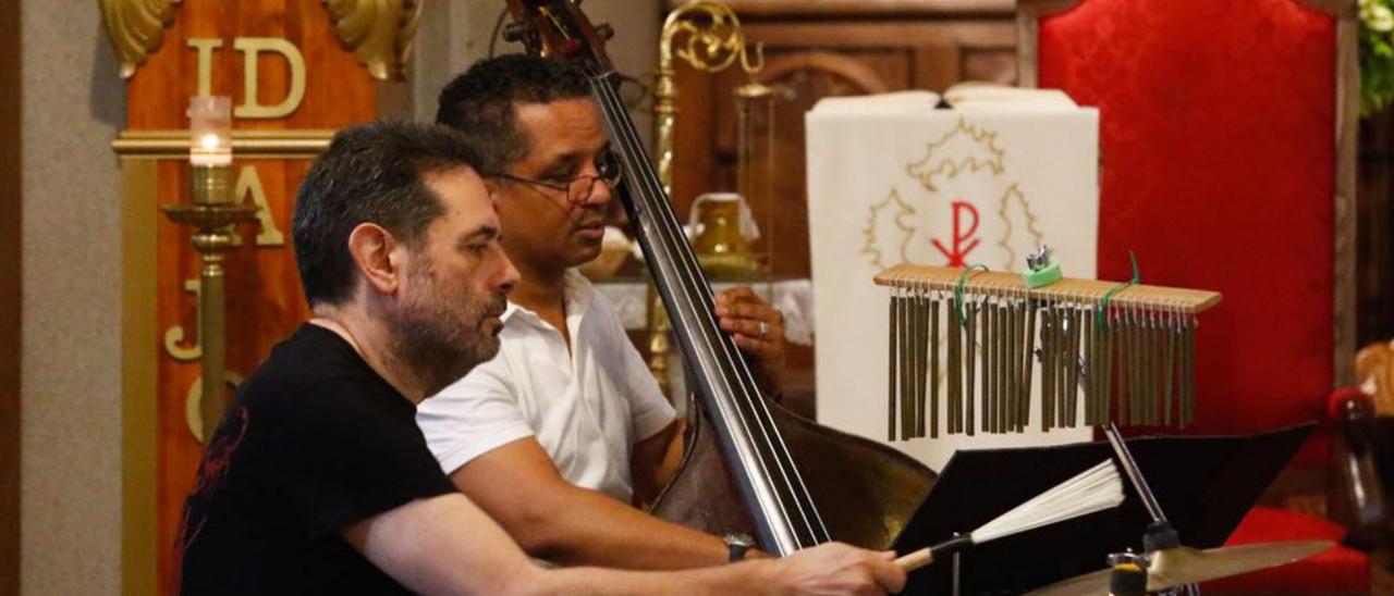 El contrabajista y el batería durante el ensayo del concierto