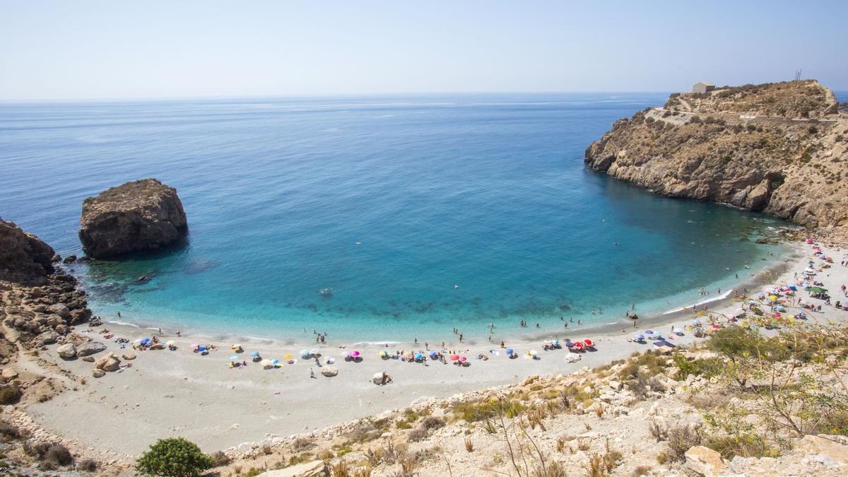 Playa de la Rijana en la costa tropical de Granada.