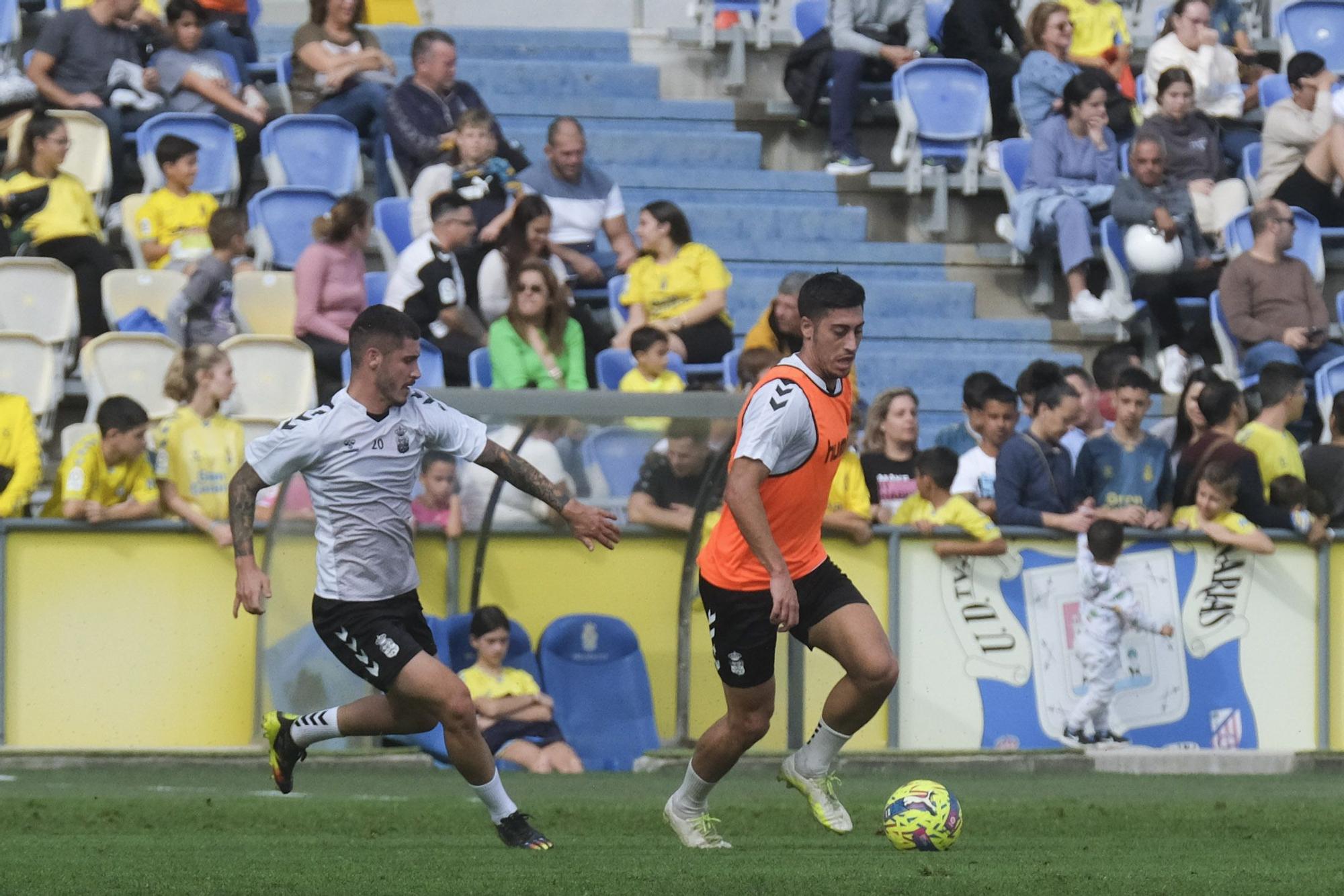 La UD Las Palmas entrena a puerta abierta