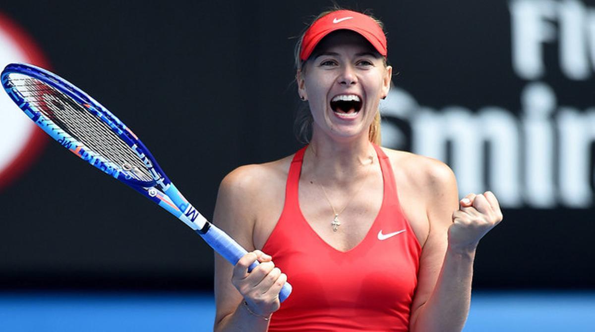 Maria Xaràpova, eufòrica després de vèncer Ekaterina Makarova a semifinals de l’Open d’Austràlia, a Melbourne.