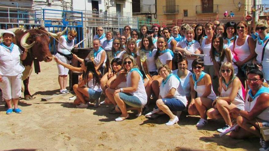 Las mujeres de Sant Jordi saltan al ruedo y se lucen toreando