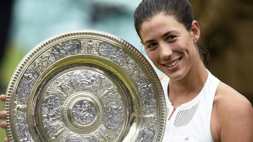 Muguruza amb el trofeu que l&#039;acredita com la reina de Wimbledon