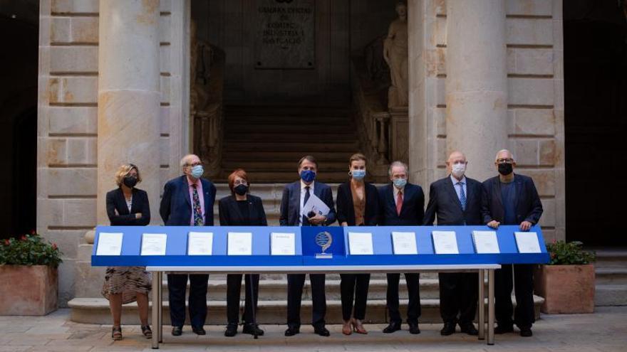 El jurado junto al presidente del Grupo Planeta con los diez manuscritos finalistas.