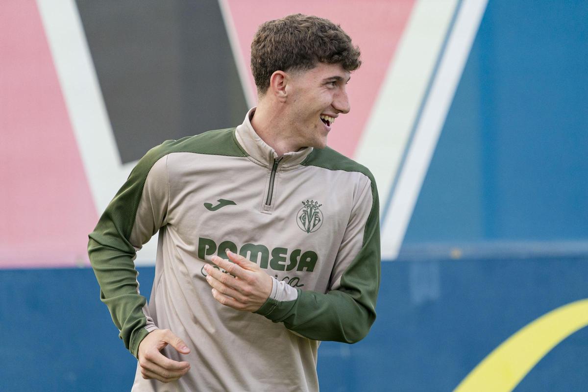 Pau Navarro, en un entrenamiento con el Villarreal.