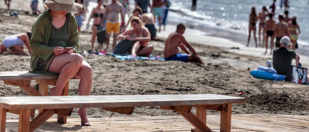 Una turista en una playa del Archipiélago.