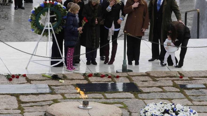 Austera ceremonia en recuerdo de Kennedy ante su tumba en Washington