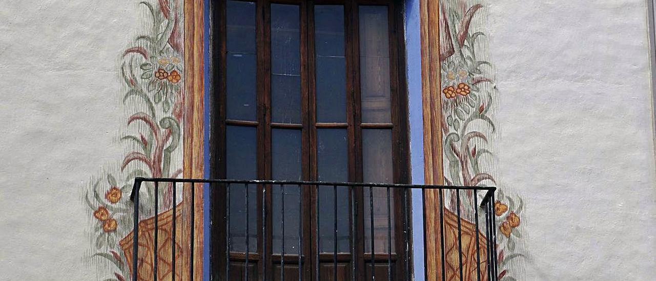 Detalle de la decoración pictórica de uno de los balcones.