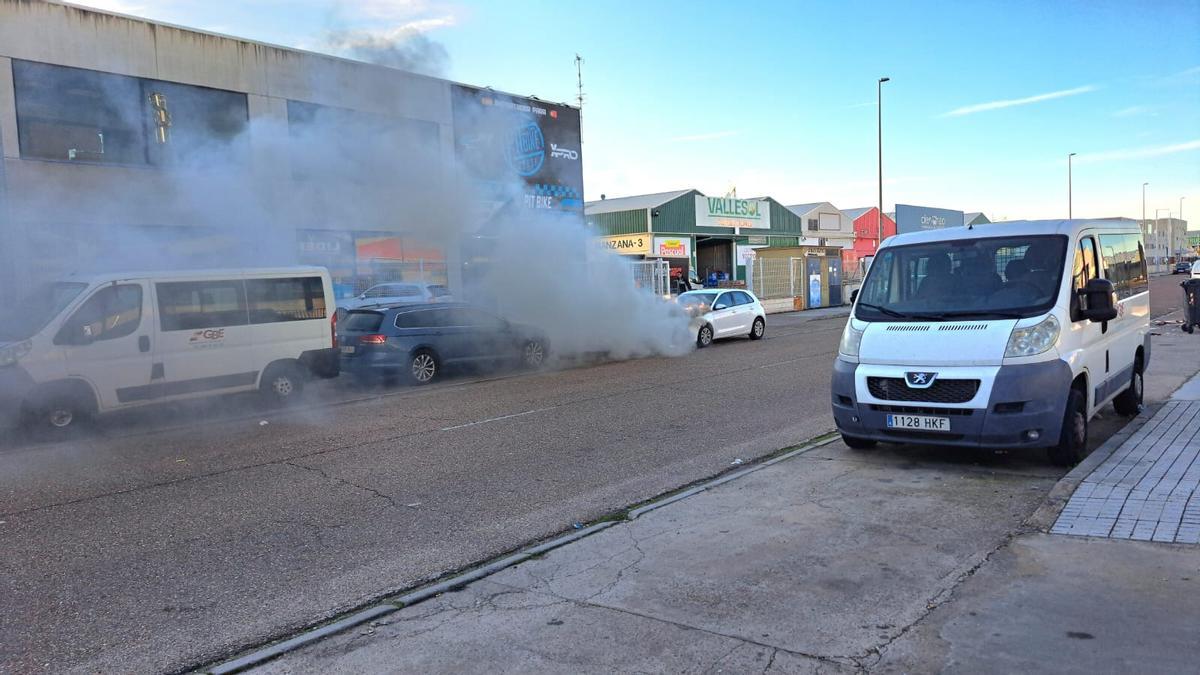 Imagen del momento en el que un vehículo ha salido ardiendo en la calle Nevero nueve de Badajoz.
