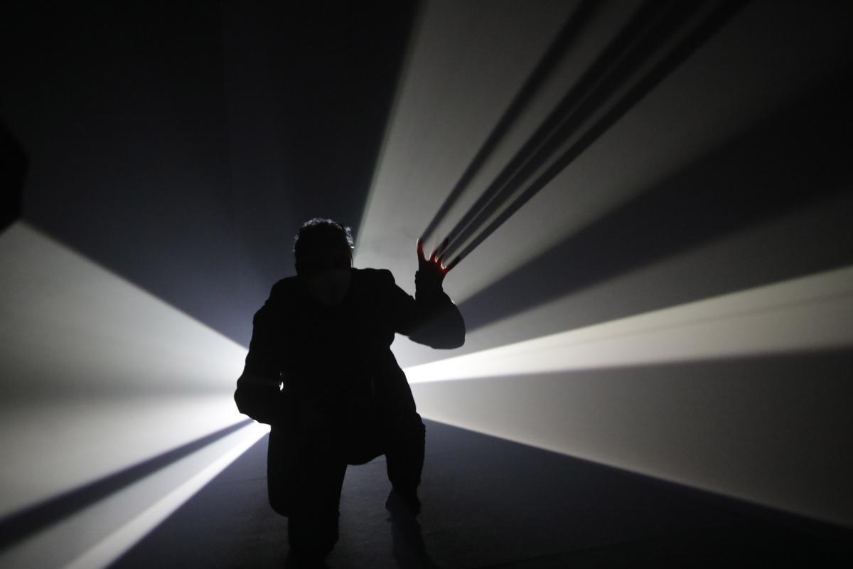 La visita de Adrián Barbón a la exposición de McCall