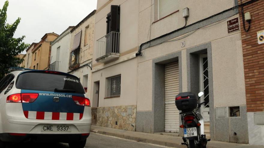 Un vehicle dels Mossos, al davant del domicili de Masquefa.