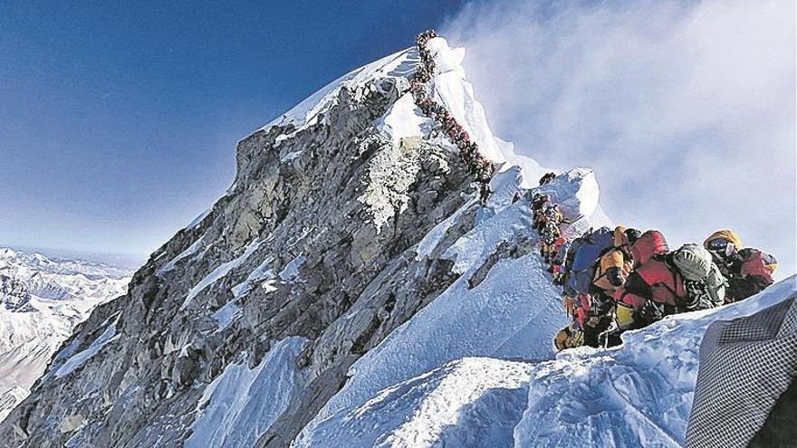 250 montañeros colapsan el acceso a la cima del Everest