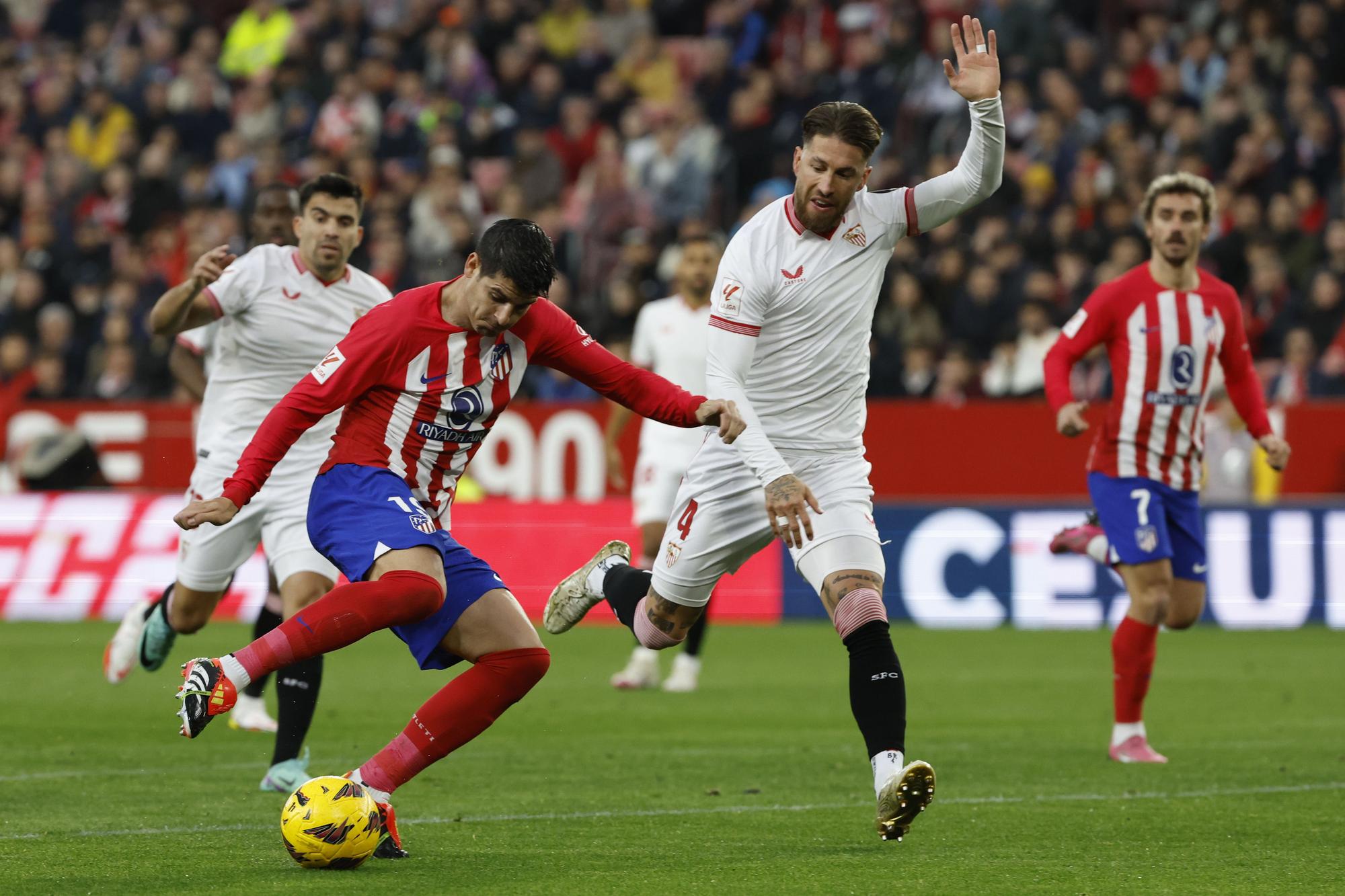 Isaac Romero sigue en vena y da la ventaja al Sevilla en el descanso