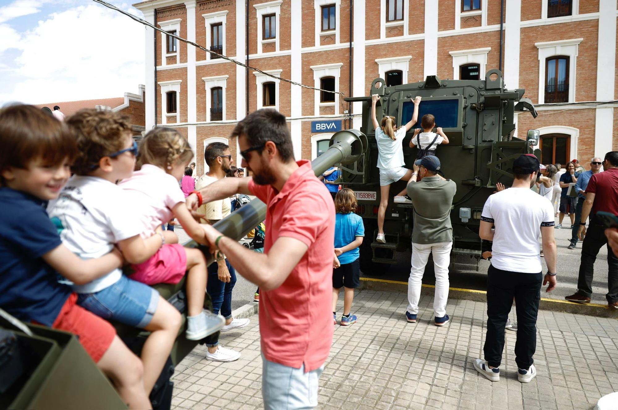 En imágenes | Jornada de puertas abiertas en la Academia General Militar de Zaragoza