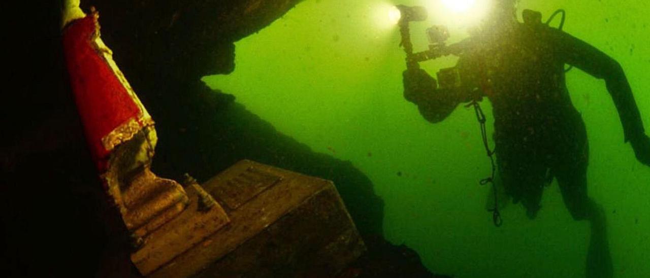 Lugar del fondo del Enol en el que reposa la imagen durante un año, hasta que cada 8 de septiembre emerge para su cita en la orilla del lago con los fieles.