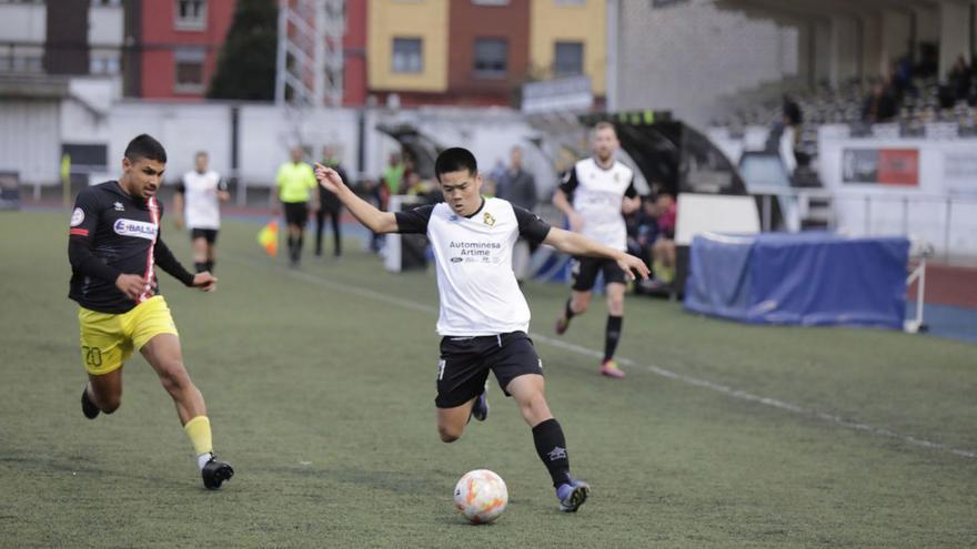 Una imagen del duelo de la primera vuelta en el Hermanos Antuña. | Fernando Rodríguez