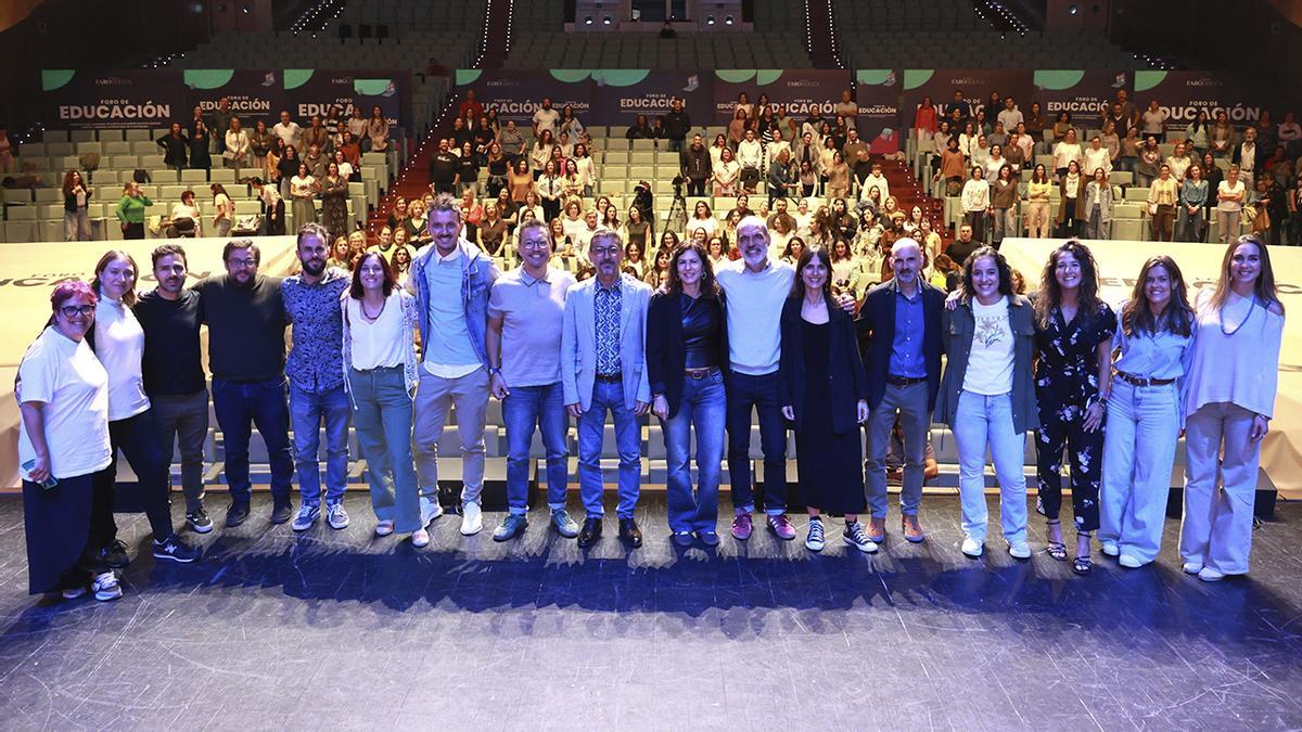 Por la izda., María del Carmen Mora, Marta Comesaña, Miguel Lois, Miguel Alonso, Xabier Rey, Paula Carreiro, Javier García, Manel Rives, Toni Solano, Rita Reza, Juan de Vicente, Vanessa Rodríguez, José Carlos Ruiz, Julia Teniente, Conchi Pájaro, Paula Martínez y Estela Darriba, ayer, en el auditorio Mar de Vigo.