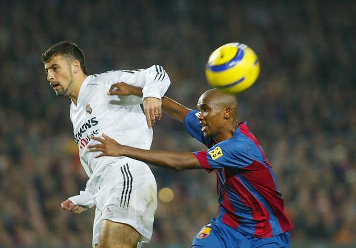 Samuel i Etoo pugnen per una pilota (2004).