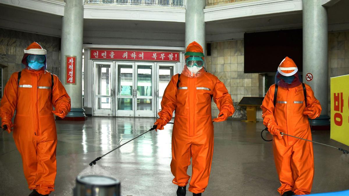Efectivos desinfectan zonas comunes en Corea del Norte.