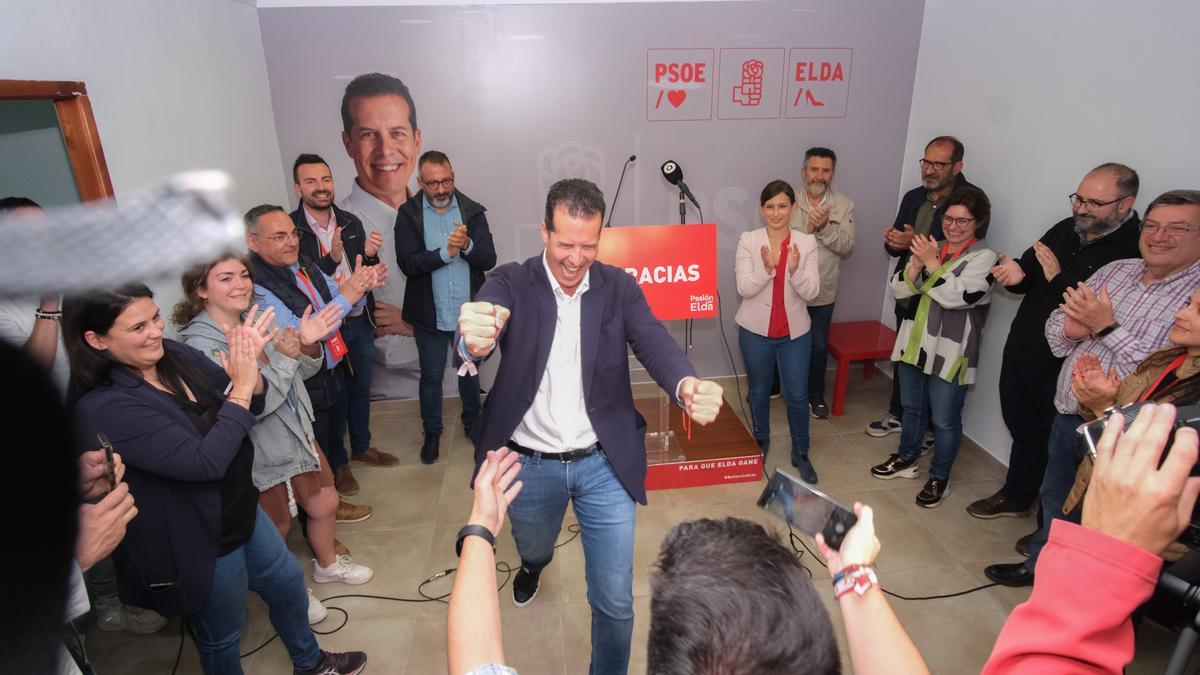 Rubén Alfaro celebra los resultados en la sede del PSOE en Elda