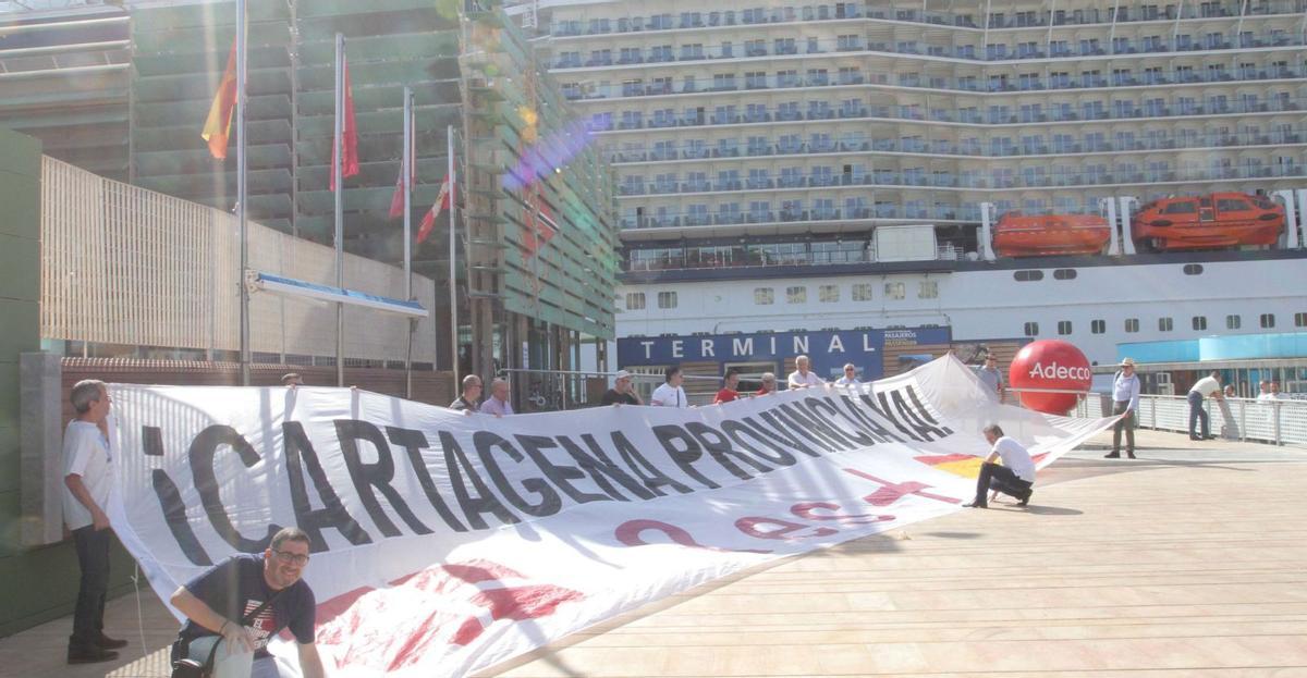 Reivindicación en el puerto por la biprovincialidad de la Región de Murcia.
