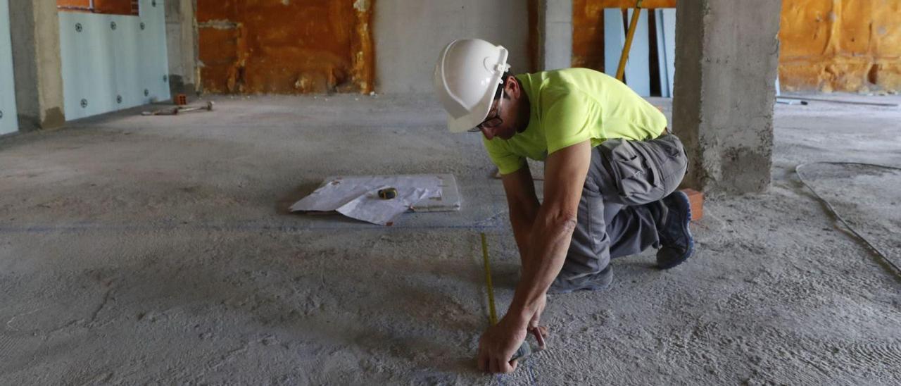 El SOS de la construcción: urge hasta 5.000 trabajadores este año en  Galicia - Faro de Vigo