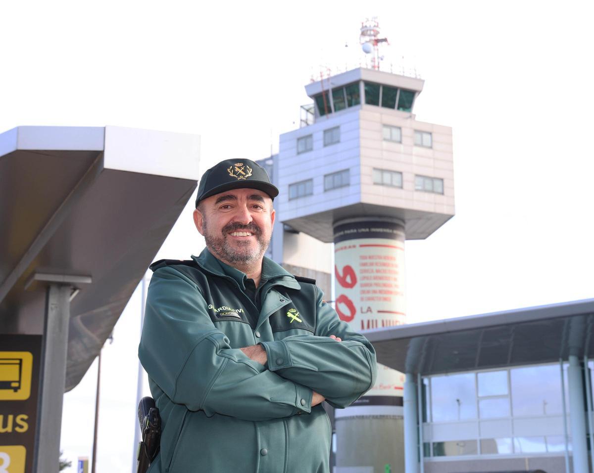 El subteniente de la Guardia Civil Fernando Ortega Pérez, ante la torre de control de Peinador.