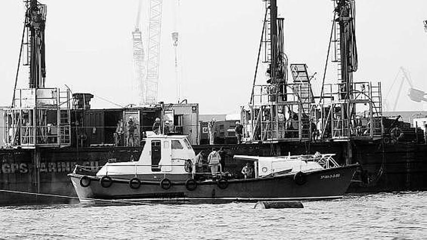 Trabajos de dragado de los fondos de la bahía gijonesa, en una imagen de archivo.