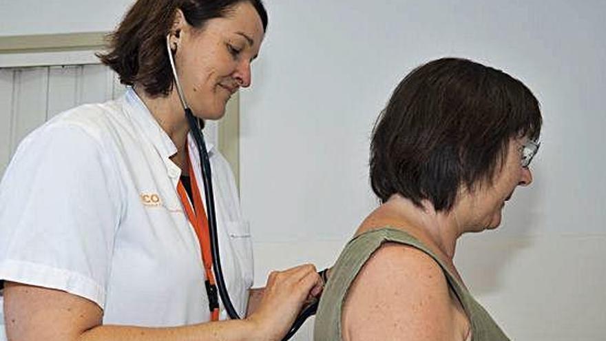 La doctora Barretina, visitant una pacient de la unitat funcional.