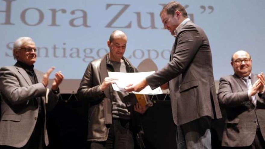 Entrega de la edición anterior del Premio García Barros a Santiago González Lopo.  // Bernabé/Luismy