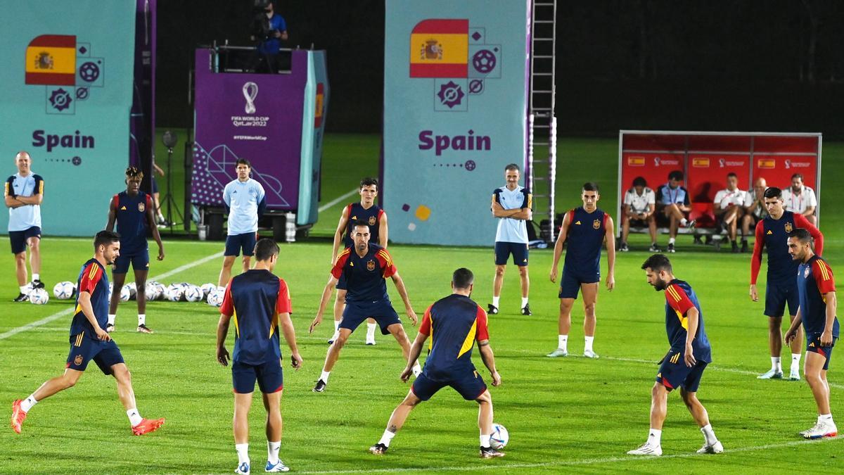 FIFA World Cup 2022 - Spain training. La plantilla disputa un rondo en la circunferencia central del campo en un entrenamiento.