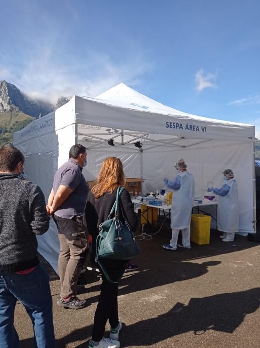 La población de Ponga, en fila en el autocovid