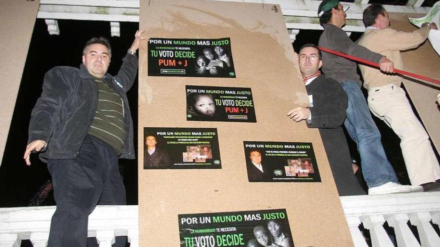 Candidatos en plena pegada en el Parque de San Lázaro de Ourense. // Iñaki Osorio