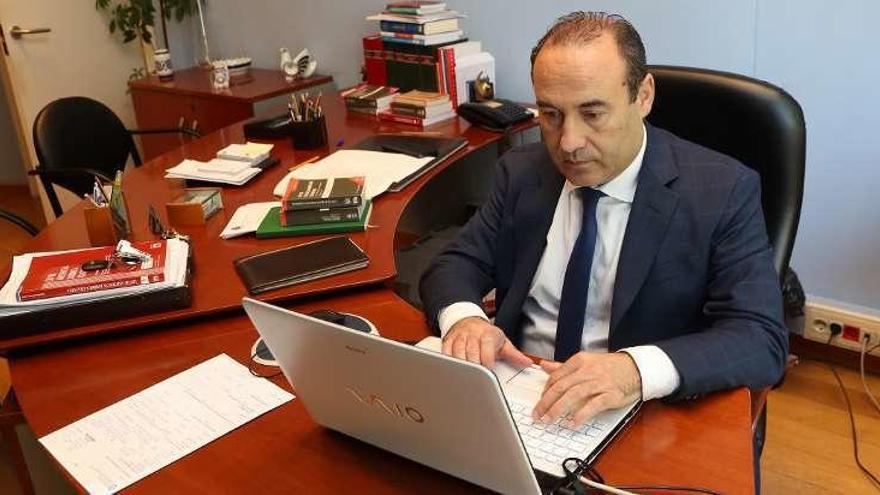 José Vila, el martes en su despacho preparándose para la videoconferencia del caso de maltrato. // R.G.