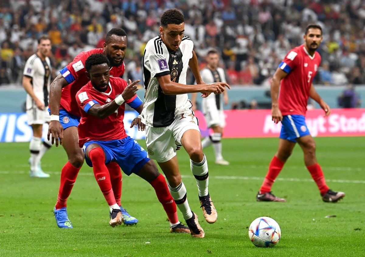 Al Khor (Qatar), 01/12/2022.- Jamal Musiala (C) of Germany in action against Keysher Fuller of Costa Rica during the FIFA World Cup 2022 group E soccer match between Costa Rica and Germany at Al Bayt Stadium in Al Khor, Qatar, 01 December 2022. (Mundial de Fútbol, Alemania, Catar) EFE/EPA/Georgi Licovski