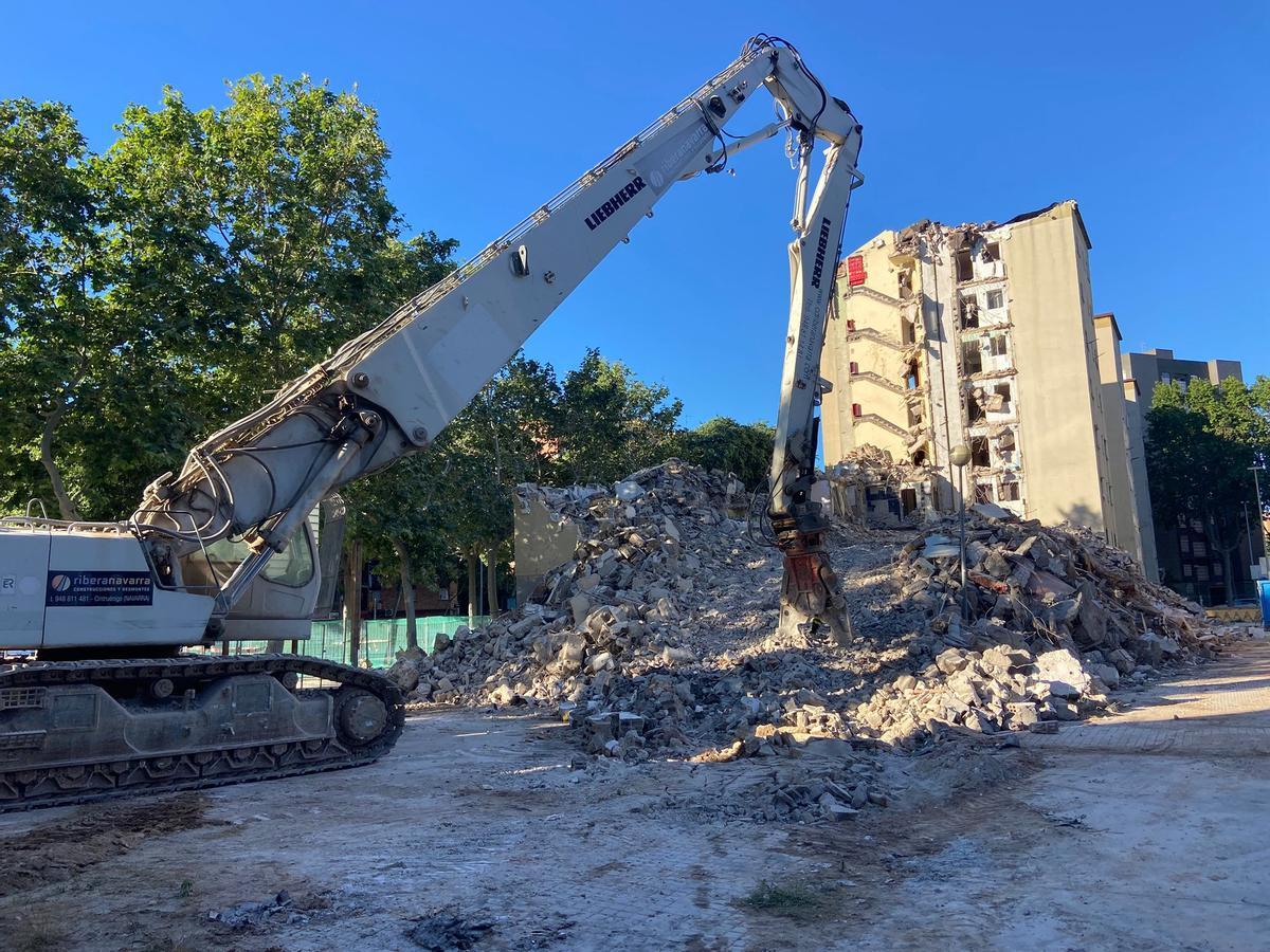 Trabajos de derribo de los últimos bloques con cemento aluminoso del barrio de Sant Roc de Badalona