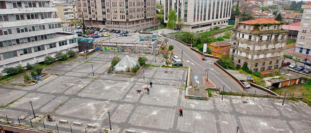 La explanada encima del parking de la calle Coruña, rodeada por Hacienda y los juzgados