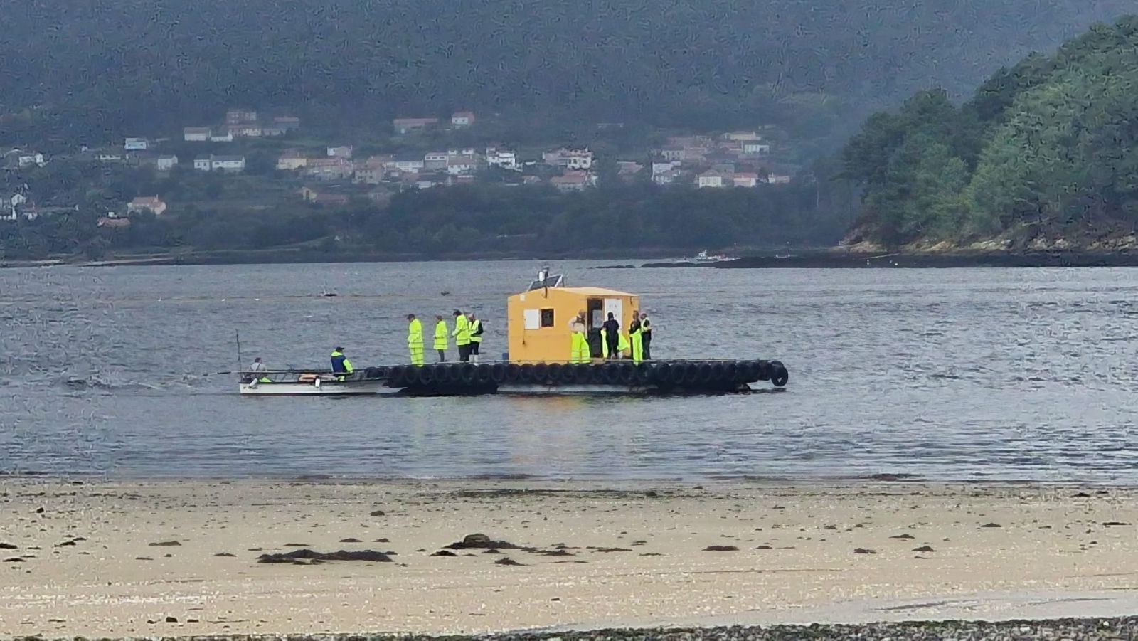 Así es el día a día en el puerto y la lonja de O Testal (Noia), donde cada vez se dan cita más mariscadores arousanos.